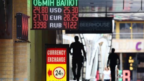 Аналітики чекають тиску коронавірусу на курс гривні