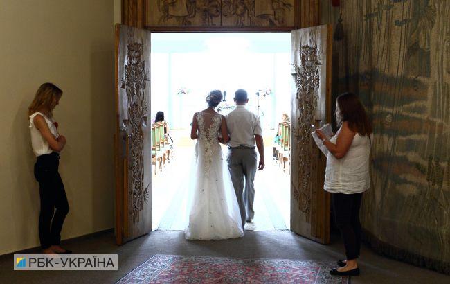 Кабмін розширив перелік населених пунктів, де можна оформити шлюб за добу