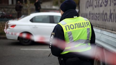 У Києві водій легковика повалив стовп і втік у ліс: рух перекрито (відео)