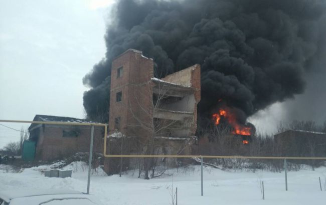 У Донецькій області горить склад паливно-мастильних матеріалів