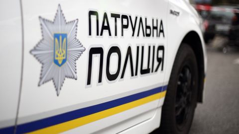 В Киеве пьяный таксист сбил и покатал пешехода на капоте (видео)