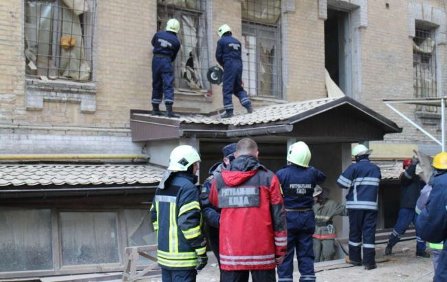 Під завалами будинку в Києві знаходяться три людини