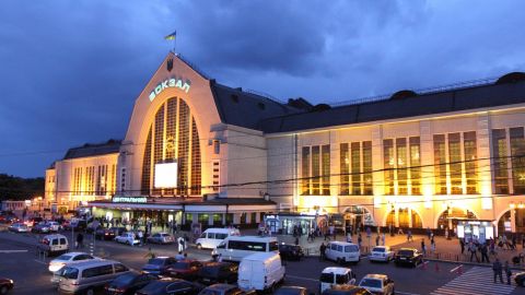 В Киеве возле железнодорожного вокзала мужчина с ножом ранил прохожих