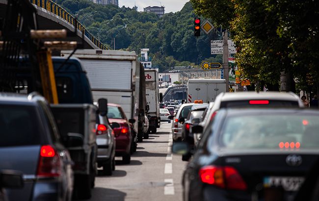 У Києві через спеку обмежили рух вантажівок