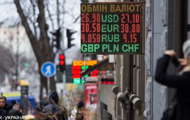 Долар і євро знижуються на готівковому ринку