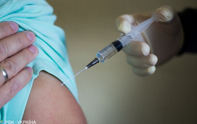 Великобританія прискорює вакцинацію від коронавірусу: щеплення до Пасхи отримають всі, кому за 40