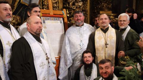 У Софийского собора собралась огромная очередь желающих посмотреть на Томос (видео)