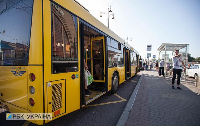 На остановках общественного транспорта установят столбики от наезда