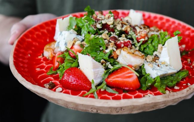 Соковитий салат з полуницею, який має приготувати кожен: простий рецепт