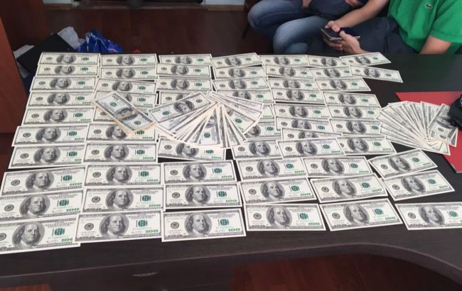 Чиновник ДФС в Київській області затриманИЙ на хабарі у 20 тисяч доларів