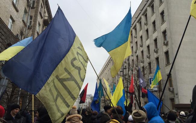 Активісти закидали камінням офіс компанії Ахметова