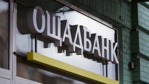 Ощадбанк продовжив переселенцям дію прострочених карт