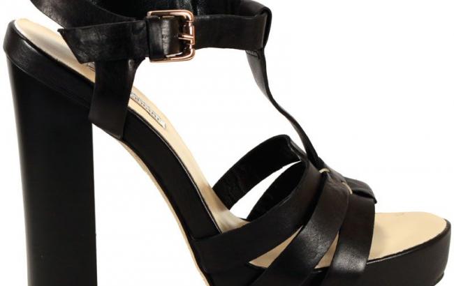 Чорні босоніжки - вічна класика