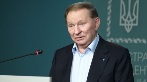 Кучма просил исключить его из Контактной группы, - Зеленский