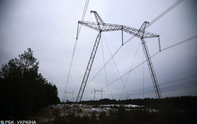 Енергосистема України працює без обмежень, відключення можливі у двох областях