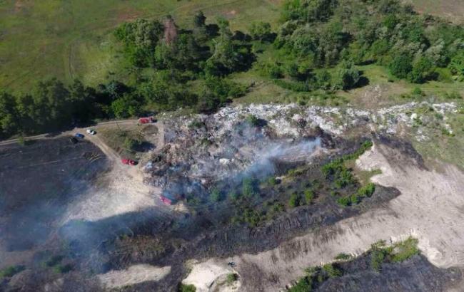 ДСНС ліквідувала пожежу на звалищі у Київській області