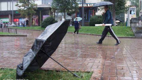 Дощі накриють більшість областей: прогноз погоди на завтра