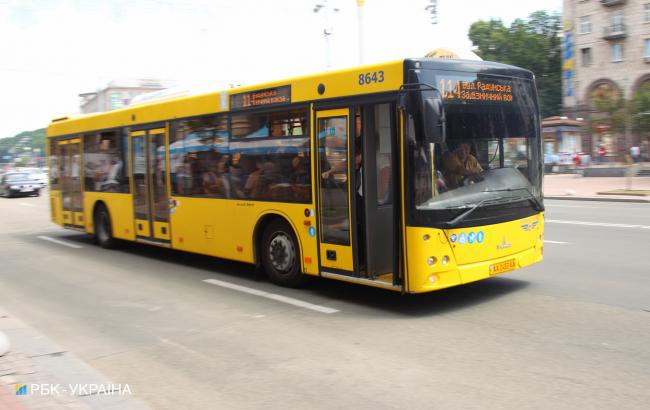 В Івано-Франківську водій автобуса потрапив в скандал через непристойний жест дітям (фото, відео)