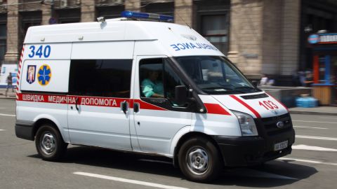 В Киеве мужчина надел гайку на половой орган и не мог ее снять: пришлось вмешаться спасателям