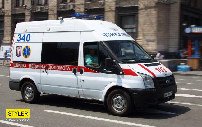 В Киеве мужчина надел гайку на половой орган и не мог ее снять: пришлось вмешаться спасателям