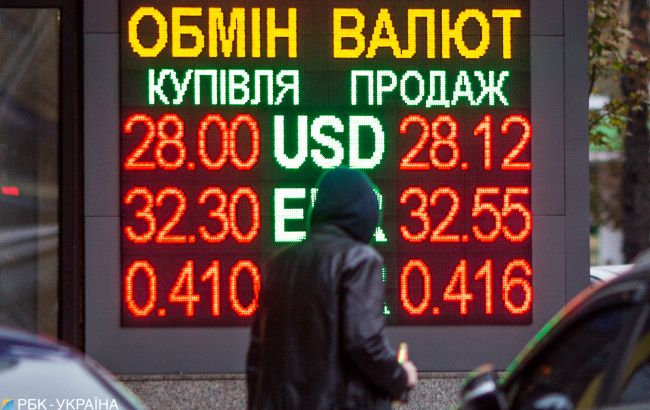 Українці в січні відновили продаж готівкової валюти