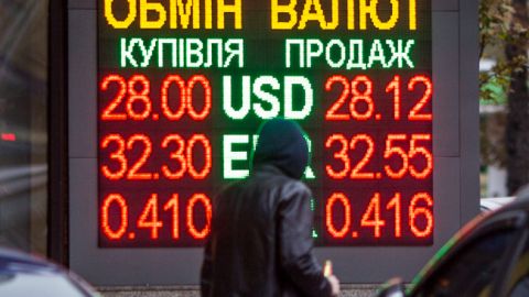 НБУ підвищив довідковий курс долара