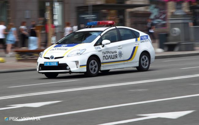 В Киеве парень пробежался по патрульному авто