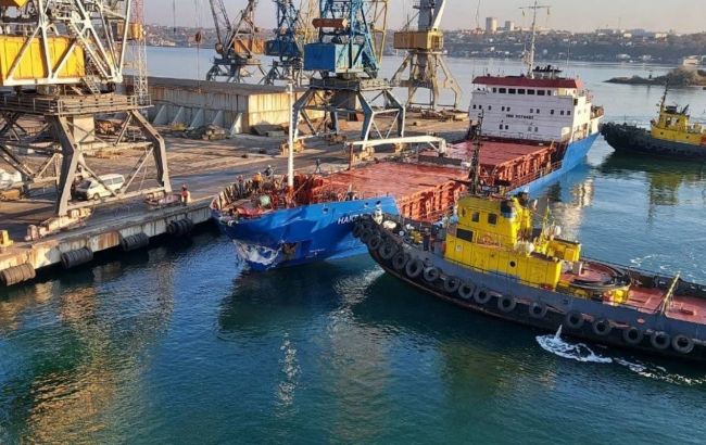 В порту "Черноморск" судно врезалось в причал