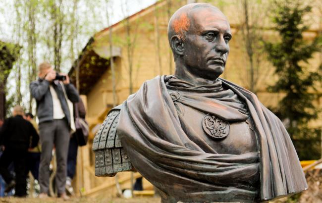 В России установили памятник Путину в образе римского императора