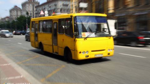 В Киеве маршрутчик ежедневно возит людей по встречной полосе (видео)
