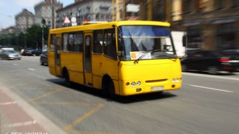 "Пометил" свое колесо: в Киеве опозорили маршрутчика (видео)