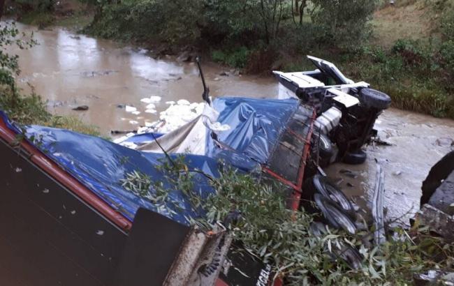 На Закарпатті вантажівка з'їхала з мосту в річку, є загиблий