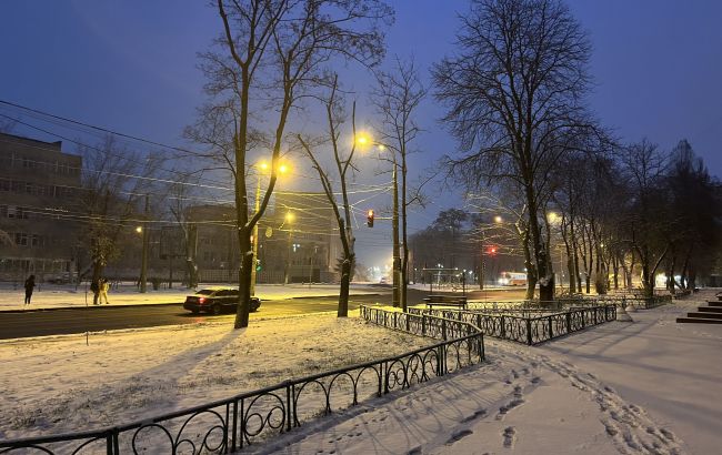 Київ вночі засипало першим снігом (фото)