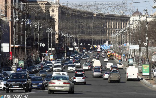 В центре Киева вандалы вырвали дерево: видео инцидента