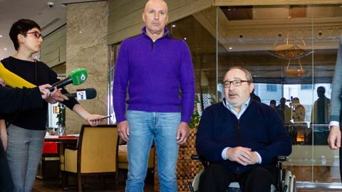 Кернес и Ярославский раздали пенсионерам в Харькове пайки и аптечки на 26 млн грн