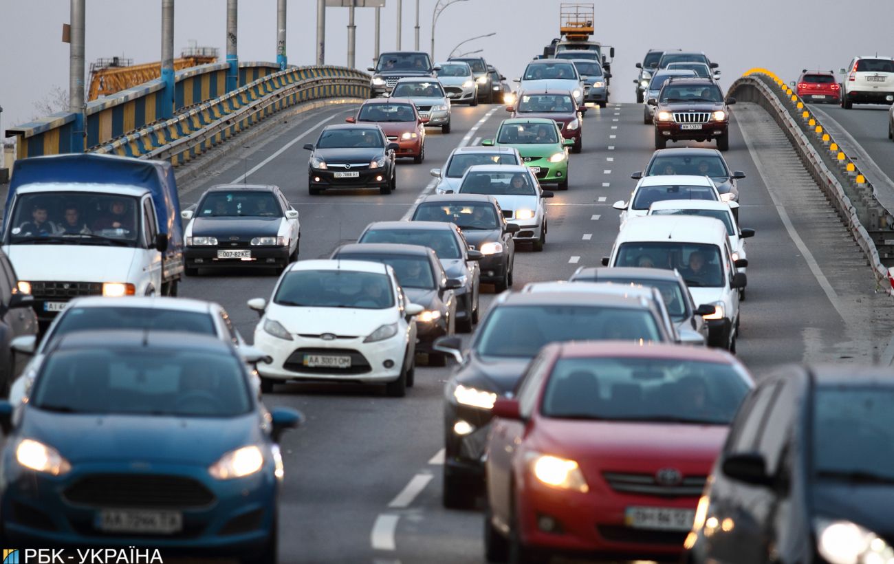 Цены на бензин выросли еще на 50 копеек. Сколько стоит топливо на АЗС ...