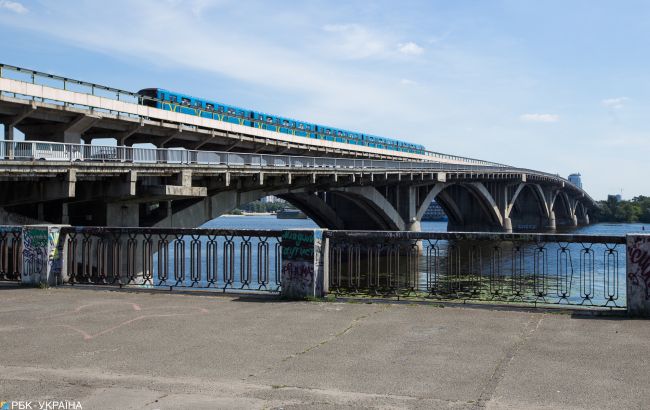 У Києві на тиждень обмежать рух по мосту Метро