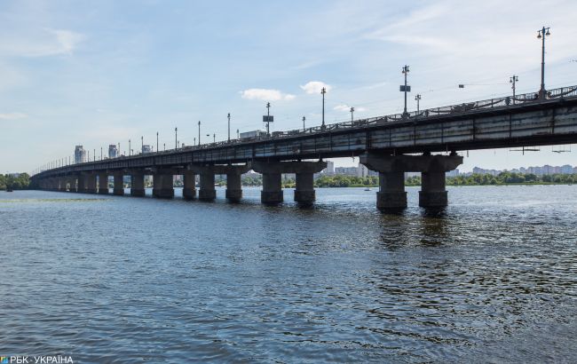 У Києві чергова НП на мосту: утворився водоспад (відео)