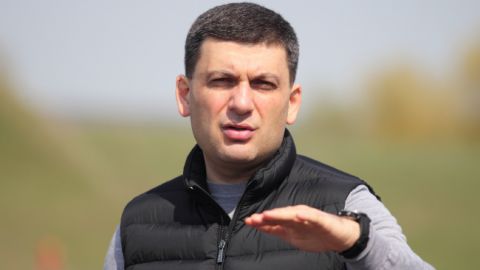 Гройсман заявил, что готов к дискуссиям о новом аэропорте Днепра