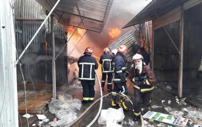 Пожар на рынке в Черновцах: медики сообщили о трех пострадавших