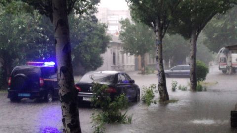 В Бердянске в результате обрыва электропроводов на подтопленном участке погибли два человека