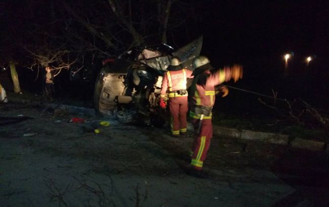 В Николаевской области в ДТП погиб водитель авто, 6 пассажиров травмированы