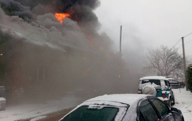 В Закарпатской области загорелся четырехэтажный торговый центр