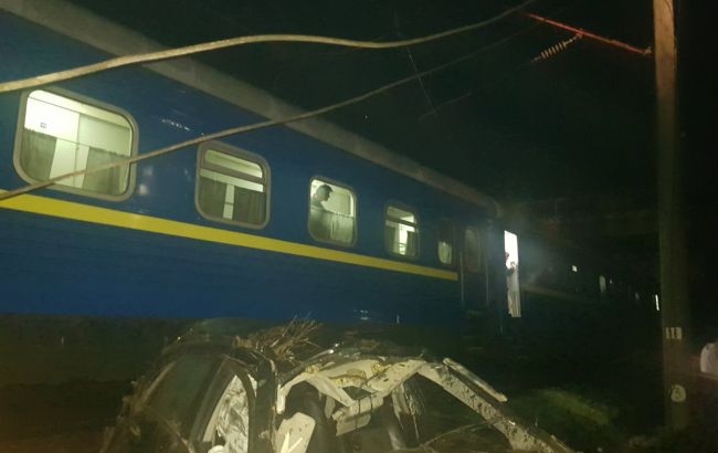 В Кіровоградській області автомобіль злетів з мосту і потрапив під потяг