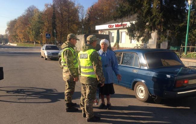 Поліція продовжує патрулювати 15 населених пунктів в районі вибухів у Чернігівській області