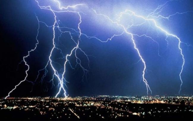 Синоптики попереджають про грози, град та шквали по Україні 31 травня