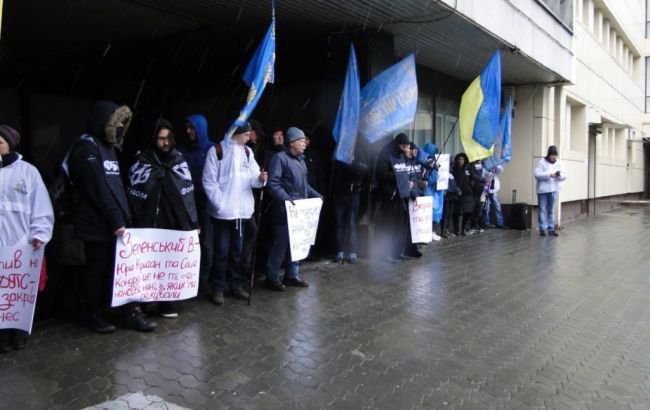 Журналісти викрили організаторів мітингу біля будівлі податкової в Києві