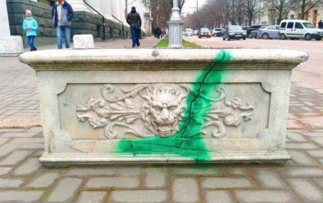 Зеленка і йодна сітка: у Севастополі художник оригінально вказує на жахливий стан міста