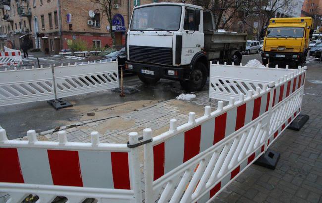 Столичні комунальники оперативно усувають пошкодження тепломережі на вулиці Діловій