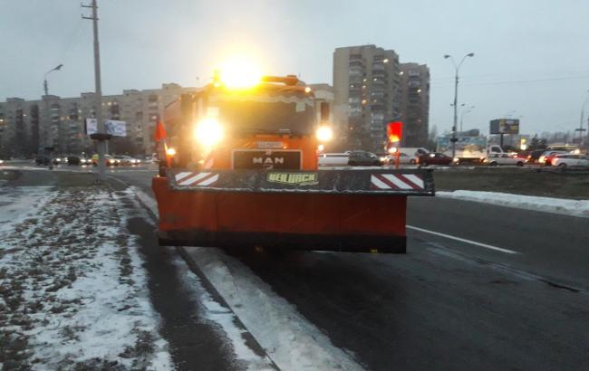 Спецтехніка ”Київавтодору” розташована на вихідних позиціях у зв’язку із прогнозованим снігом